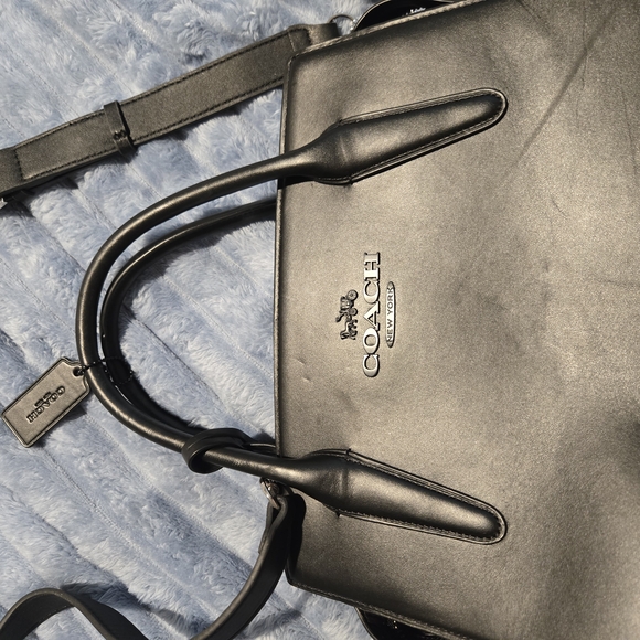 Coach Black Shoulder Bag with Sleek Leather Finish - Picture 1 of 4